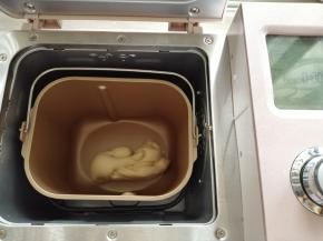 揉出能拉出手套膜的状态为好，放入冰箱冷藏松驰20分钟，用保鲜袋装好，扎紧口袋，以防表皮变