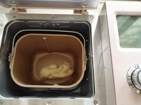揉出能拉出手套膜的状态为好，放入冰箱冷藏松驰20分钟，用保鲜袋装好，扎紧口袋，以防表皮变
