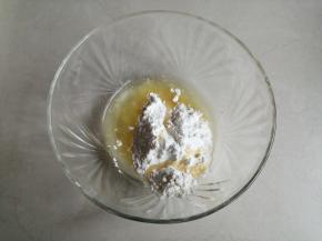 在面包机揉面的时候，准备油酥面团，把油酥材料倒入盆里