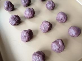 豆沙馅分成每个13克左右，搓圆备用