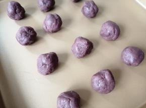 豆沙馅分成每个13克左右，搓圆备用