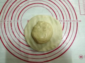 这次做我用大包酥的方法，先把油皮四周按薄，把油酥放在上面