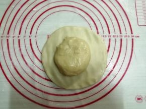 这次做我用大包酥的方法，先把油皮四周按薄，把油酥放在上面