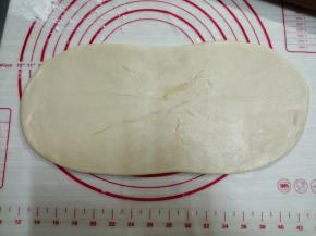 用擀面棍从中间往两边擀，不擀出头，擀成长方形