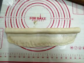 从上往下卷起，下面的边压薄