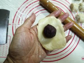 擀成圆形，放上馅料