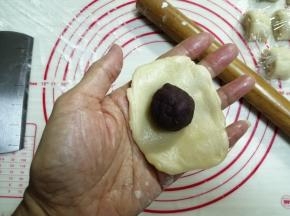 擀成圆形，放上馅料