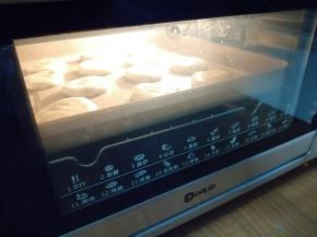 放入已经预热到175度的东菱K40C烤箱烘烤20-25分钟，实际烘烤温度要根据自家烤箱脾气而定