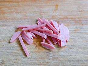 首先将红肠切丝。