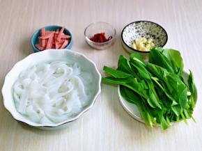 鸡毛菜洗干净。辣椒切段，蒜去皮切碎。