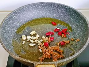 起油锅，加入蒜辣椒，肉丝煸炒。