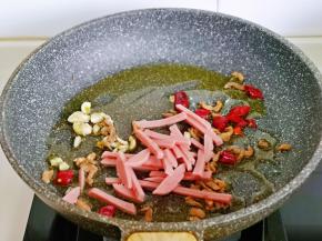 再加入红肠煸炒。