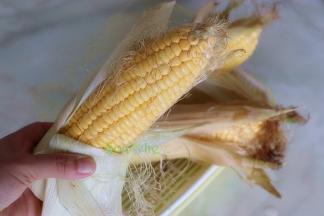 玉米挑选：玉米要外表光滑，无虫眼，粒粒饱满，光亮。甜玉米的玉米须是鲜嫩，老玉米的玉米须是黑色的。