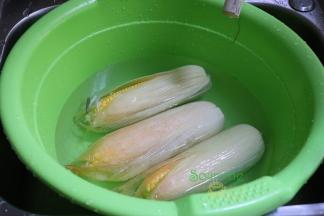 把玉米清香干净，去玉米须，留嫩的玉米叶，沥干水。