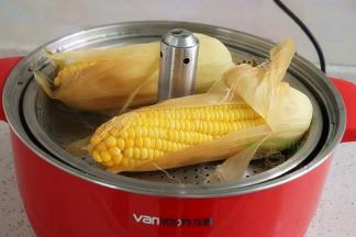 蒸熟的玉米焖3分钟，亮透有光泽，粒粒饱满。这个时候把锅升上来，沥干水，放凉就可以吃了。又甜又香，实在太好吃了！