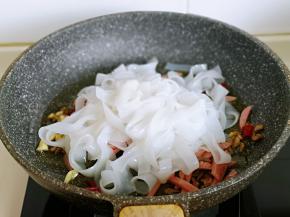 加入河粉，河粉的量根据个人胃口来。