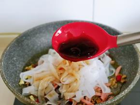 再加入蚝油，翻炒均匀。