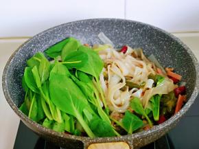 加入洗干净的鸡毛菜。