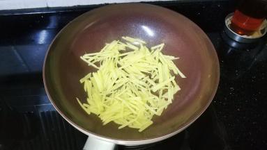 姜切丝
锅里热油放入姜丝