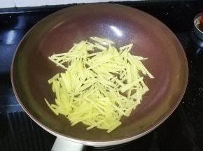 姜切丝
锅里热油放入姜丝