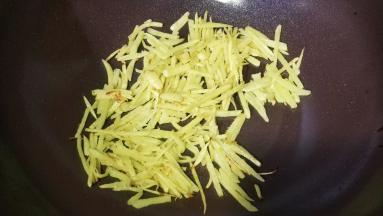 煎至微焦黄加入盐糖调味
