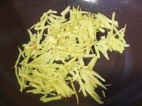 煎至微焦黄加入盐糖调味
