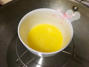 黄油隔热水融化。