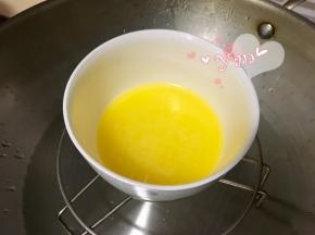 黄油隔热水融化。