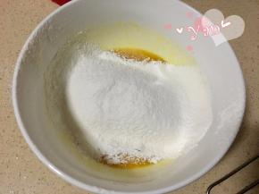 低筋粉、玉米淀粉、泡打粉过筛后倒入蛋液中。