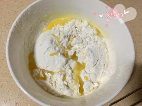 然后倒入牛奶、融化的黄油和盐。