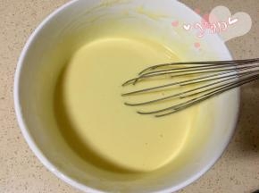 用打蛋器搅拌均匀，轻轻震几下，消除气泡。