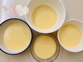 将蛋奶液分成4份。
