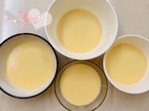 将蛋奶液分成4份。