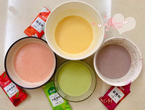 分别加入适量南瓜粉、紫薯粉、大麦苗粉、红甜菜粉，拌匀。