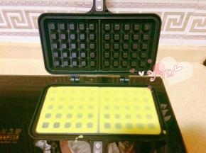 熄火，放平模具，倒入华夫饼液，用刮刀适当刮平。不要倒太多看不到下面的格子，液体适当高出一点即可。