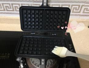华夫饼模具两面小火加热，上面两面都刷油。