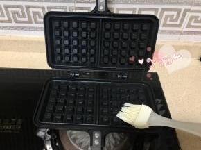 华夫饼模具两面小火加热，上面两面都刷油。