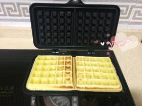 合上模具，开小火，来回移动模具正反各煎2-3分钟，煎的时候常打开看看，避免过头。一定要来回移动，不然受热不均匀。