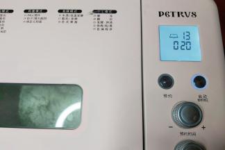 启动面包机MIX程序。（柏翠面包机直接设置一次MIX程序，其它面包机可以设置和面程序20分钟）