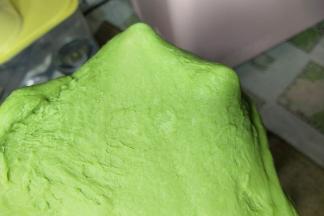 当mix程序结束后，可以看一下面团的状态，面团可以扯出较厚的膜，能够感觉有点韧性了。