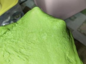 当mix程序结束后，可以看一下面团的状态，面团可以扯出较厚的膜，能够感觉有点韧性了。