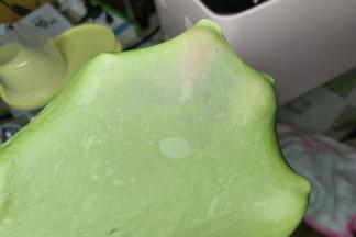 最后揉好的面团扯出的膜够结实有韧性，不容易破。