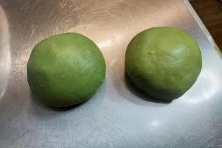 把面团分成两份，滚圆。（两个水立方的小吐司）