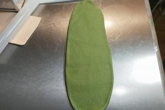 直接取一个面团，擀长，长度大约是40cm。（无需松弛）