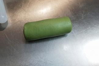 自上而下卷起。