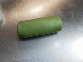 自上而下卷起。