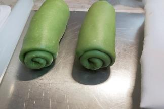 其余也同法卷好。