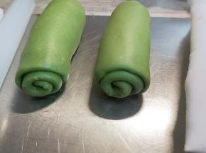 其余也同法卷好。