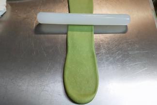 然后不要松弛，直接取一个擀卷的面团，再次轻轻的擀长，长度大约是50厘米。