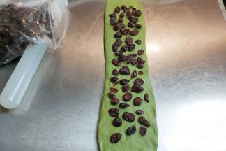 再次翻面，然后在表面铺满蔓越莓干。